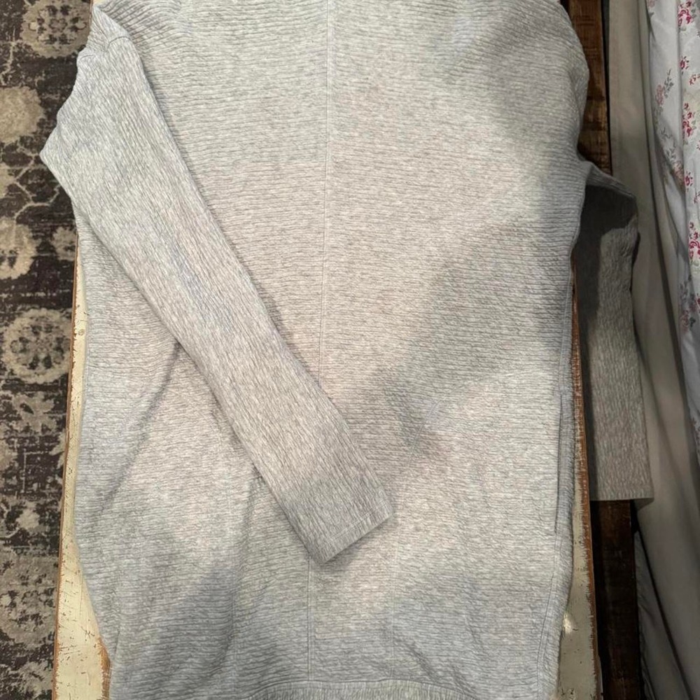 Lululemon Gray Textured Knit Long Sleeve Thumbhole Pullover Top with Pockets